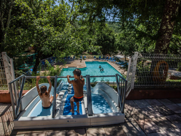 Campingplatz Schwimmbad mit Wasserrutsche