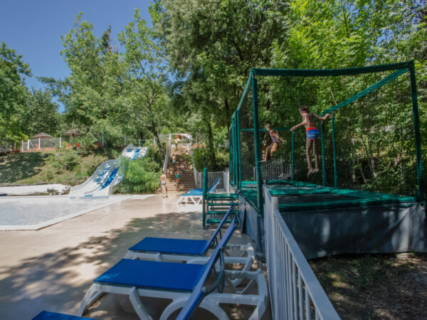 Piscine du camping avec toboggan aquatique