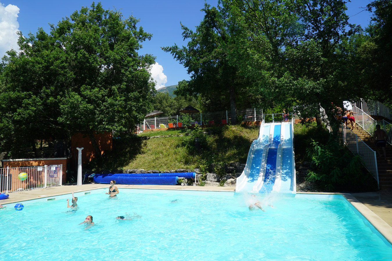 Zwembad van de camping met waterglijbaan